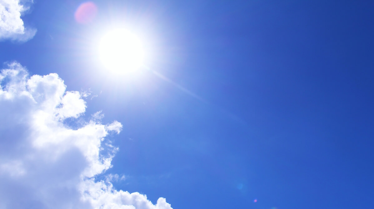日本の夏は暑すぎで、温度変化も心配だし、ワインを送るのはちょっとね…って。クール便代も、かかるし…。 夏の空